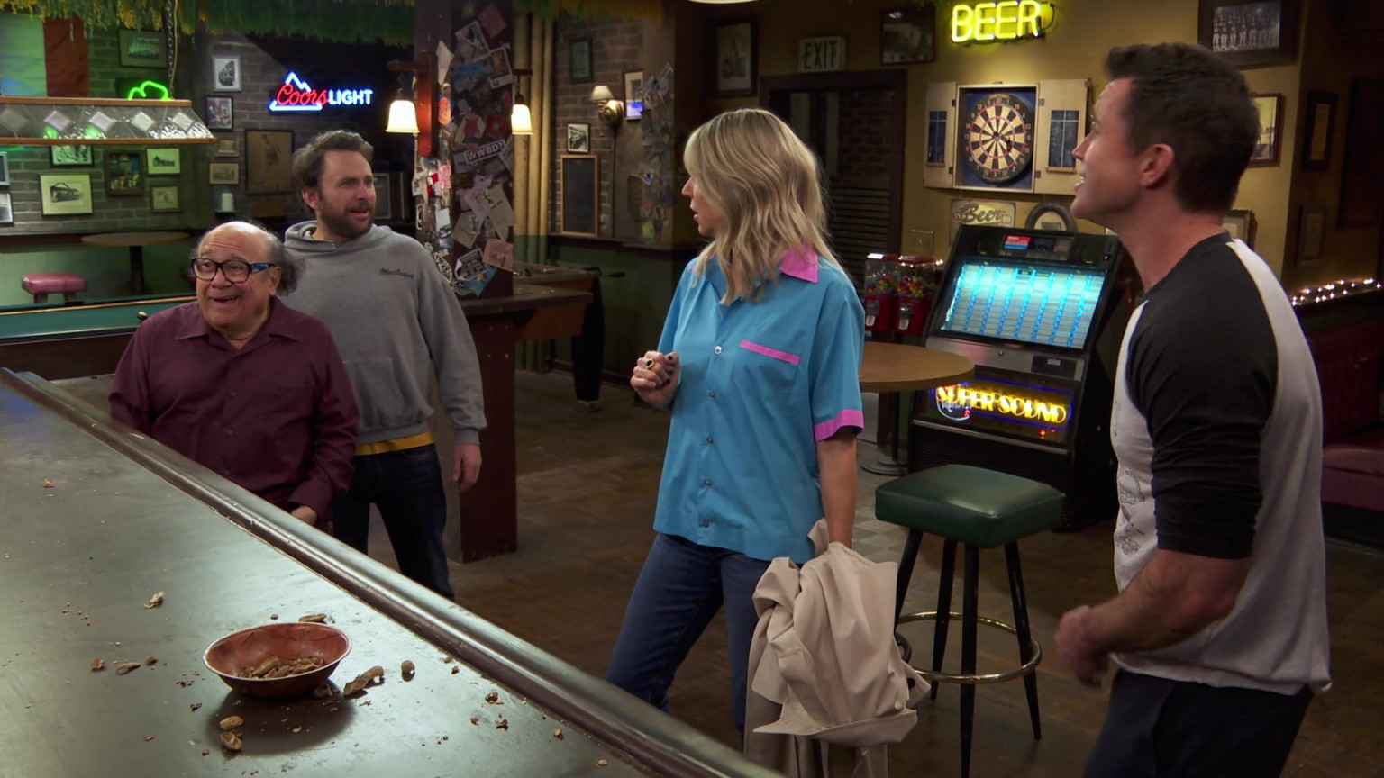 Coors Light In It S Always Sunny In Philadelphia S E The Gang Goes Bowling
