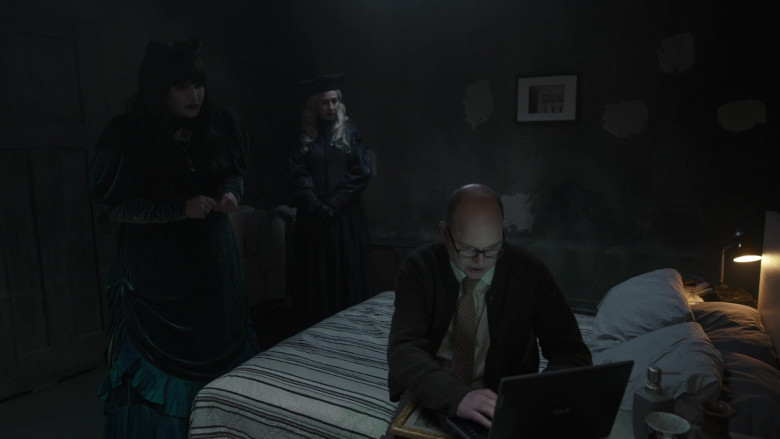 Asus Laptop in What We Do in the Shadows S05E02 "A Night Out With the Guys" (2023) - 384078