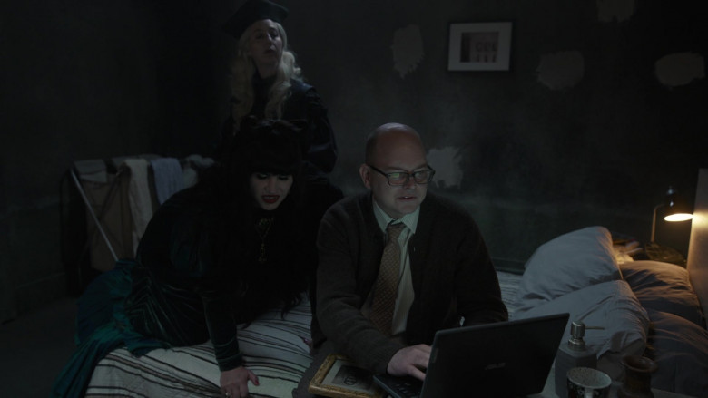 Asus Laptop in What We Do in the Shadows S05E02 "A Night Out With the Guys" (2023) - 384079