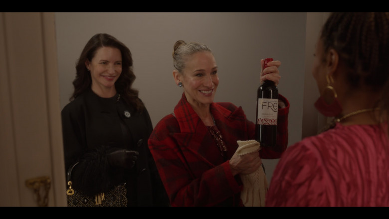 Fre Red Blend Non-Alcoholic Wine Bottle Held by Sarah Jessica Parker as Carrie Bradshaw in And Just Like That... S02E06 "Bomb Cyclone" (2023) - 384861