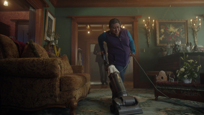 Dyson Vacuum Cleaner in This Fool S02E06 "Los Personas Invisables" (2023) - 386283