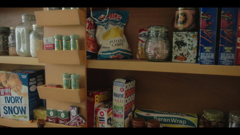 Cheetos Snacks, Ruffles Potato Chips, Ivory Snow, Brillo, Dixie in Minx S02E01 "The Perils of Being a Wealthy Widow" (2023) - 385085