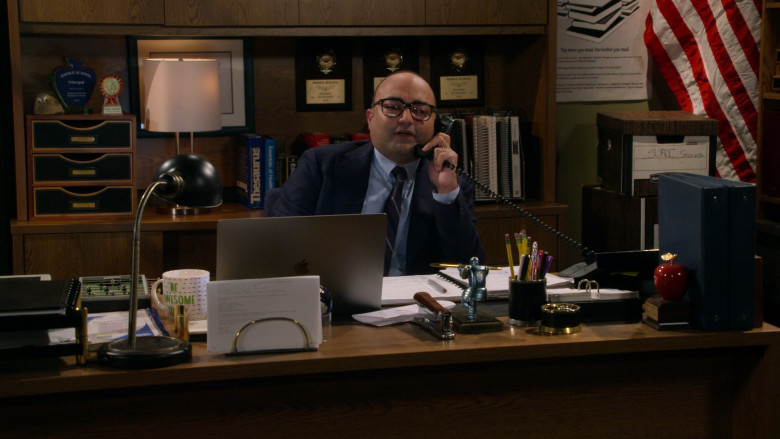 Apple MacBook Laptop in How I Met Your Father S02E19 "Shady Parker" (2023) - 383286