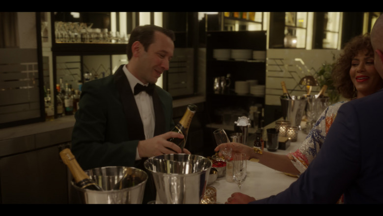 Moët & Chandon Champagne in And Just Like That... S02E04 "Alive!" (2023) - 382657
