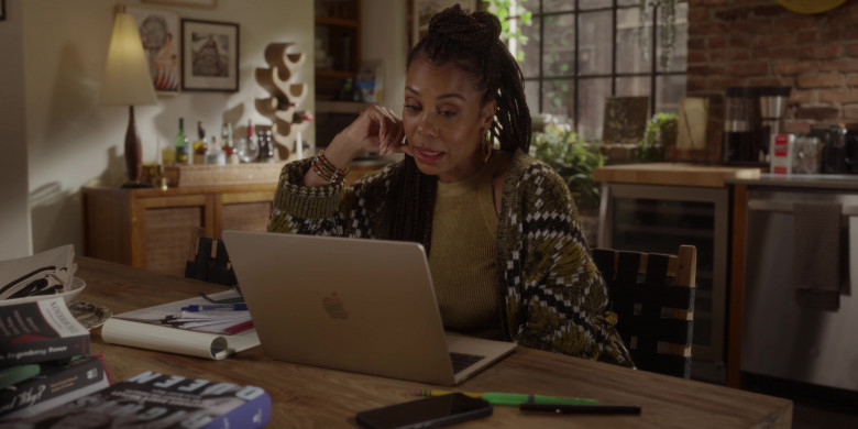 Apple MacBook Laptops in And Just Like That... S02E07 "February 14th" (2023) - 385665