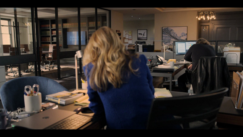 Apple MacBook Laptops in The Lincoln Lawyer S02E01 "The Rules of Professional Conduct" (2023) - 382370