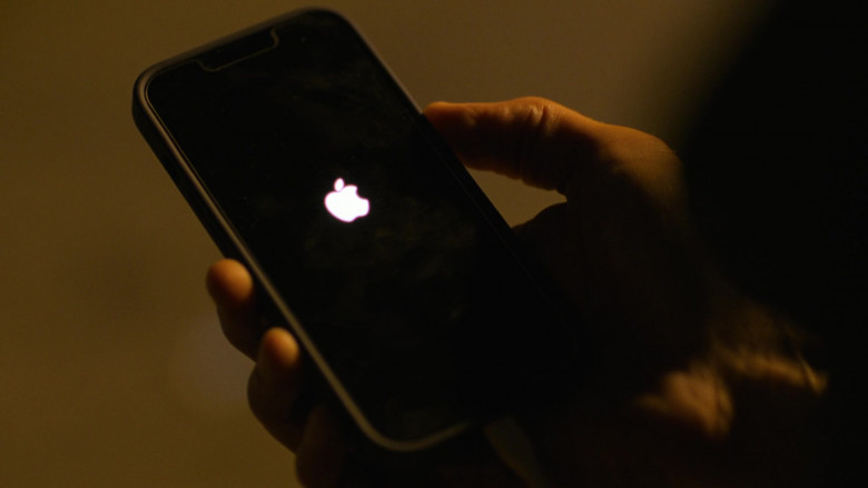 Apple iPhone Smartphone in Full Circle S01E02 "Charger" (2023) - 383771