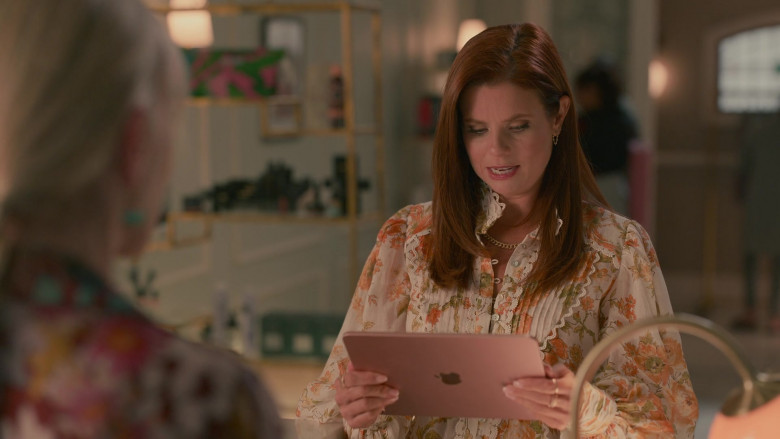 Apple iPad Tablets in Sweet Magnolias S03E09 "A Game of Telephone" (2023) - 384767