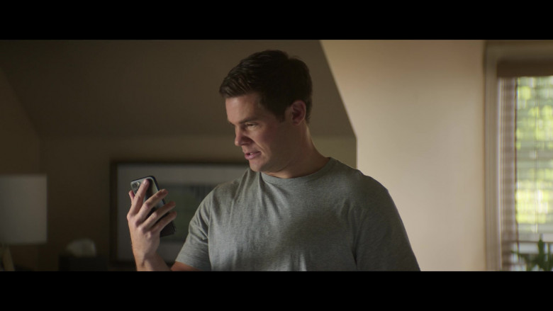 Apple iPhone Smartphone of Adam DeVine as Owen in The Out-Laws (2023) - 382741