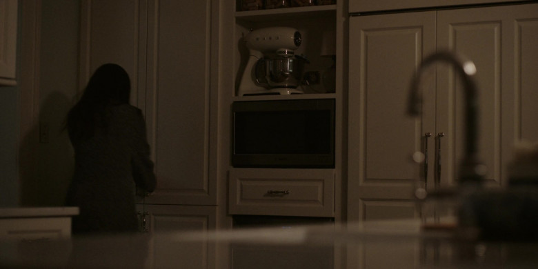 Smeg Stand Mixer in The Summer I Turned Pretty S02E02 "Love Scene" (2023) - 383983