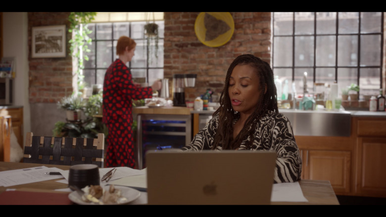 Apple MacBook Laptops in And Just Like That... S02E06 "Bomb Cyclone" (2023) - 384814