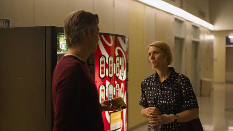 Lay's Chips and Coca-Cola Vending Machine in Full Circle S01E06 "Essequibo" (2023) - 385740