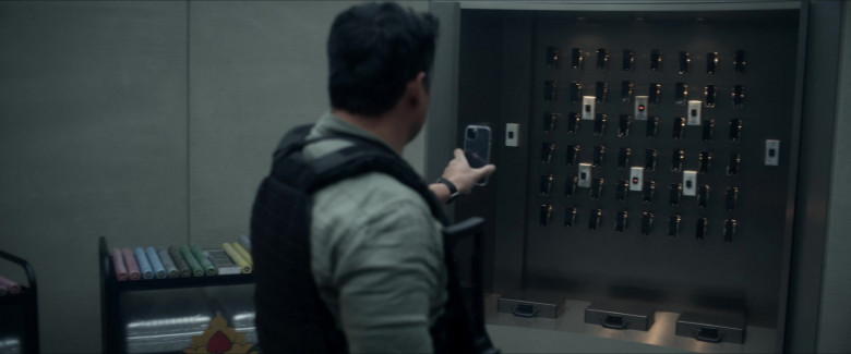 Apple iPhone Smartphone of Michael Peña as Domingo Chavez in Tom Clancy's Jack Ryan S04E05 "Wukong" (2023) - 384000