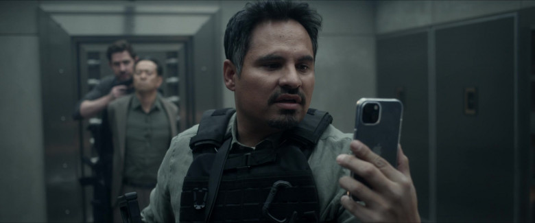 Apple iPhone Smartphone of Michael Peña as Domingo Chavez in Tom Clancy's Jack Ryan S04E05 "Wukong" (2023) - 384001
