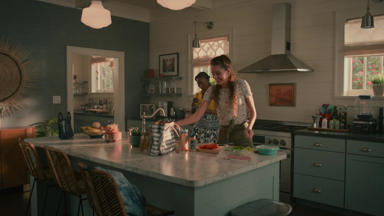 KitchenAid Blender in Sweet Magnolias S03E08 "Beat Me at My Own Game" (2023) - 384751