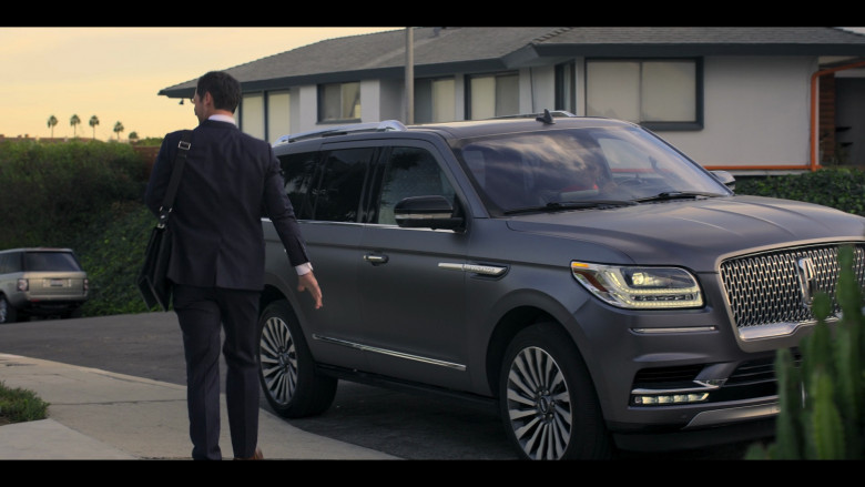 Lincoln Navigator Car of Manuel Garcia-Rulfo as Mickey Haller in The Lincoln Lawyer S02E01 "The Rules of Professional Conduct" (2023) - 382401