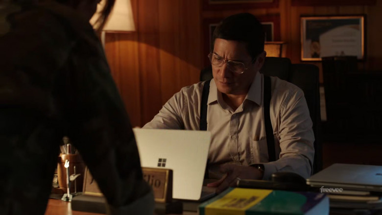 Microsoft Surface Laptop in Almost Paradise S02E04 "Bahala Na" (2023) - 385042