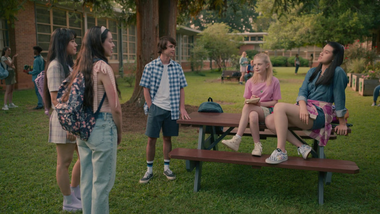Vans Sneakers in Sweet Magnolias S03E08 "Beat Me at My Own Game" (2023) - 384760