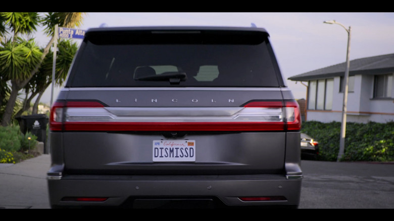 Lincoln Navigator Car of Manuel Garcia-Rulfo as Mickey Haller in The Lincoln Lawyer S02E01 "The Rules of Professional Conduct" (2023) - 382395