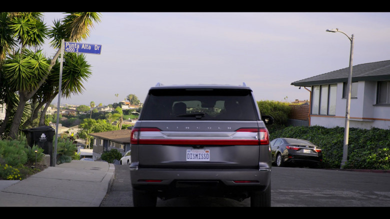 Lincoln Navigator Car of Manuel Garcia-Rulfo as Mickey Haller in The Lincoln Lawyer S02E01 "The Rules of Professional Conduct" (2023) - 382396