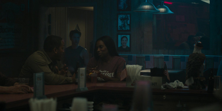 Budweiser Poster in Special Ops: Lioness S01E02 "The Beating" (2023) - 385321