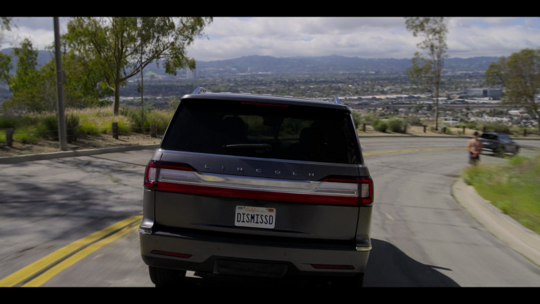 Lincoln Navigator Car of Manuel Garcia-Rulfo as Mickey Haller in The Lincoln Lawyer S02E01 "The Rules of Professional Conduct" (2023) - 382399
