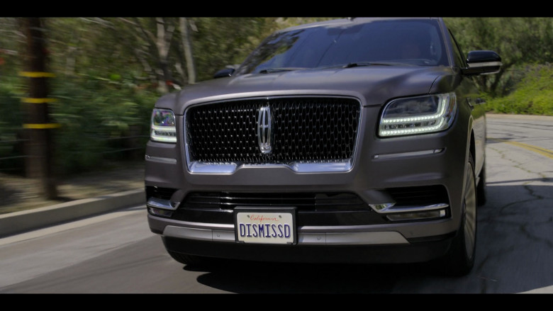 Lincoln Navigator Car of Manuel Garcia-Rulfo as Mickey Haller in The Lincoln Lawyer S02E01 "The Rules of Professional Conduct" (2023) - 382400