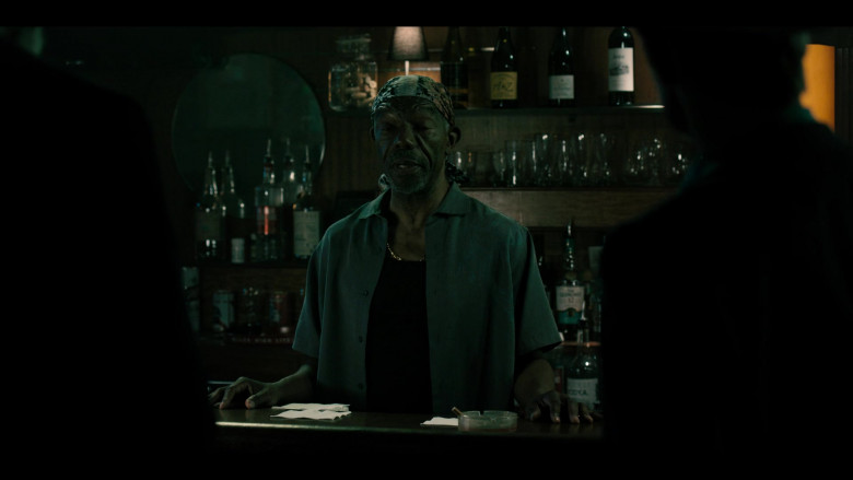 A to Z Wine, The Glenlivet 12 Whisky and Modest Vodka in Justified: City Primeval S01E02 "The Oklahoma Wildman" (2023) - 384495