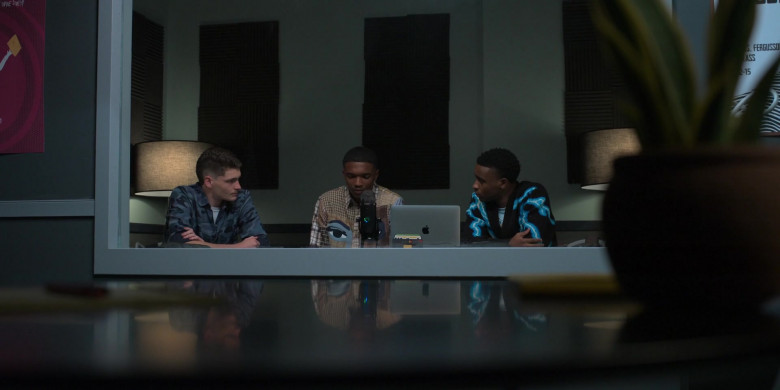 Apple MacBook Laptops in Swagger S02E04 "Through the Fire" (2023) - 383869