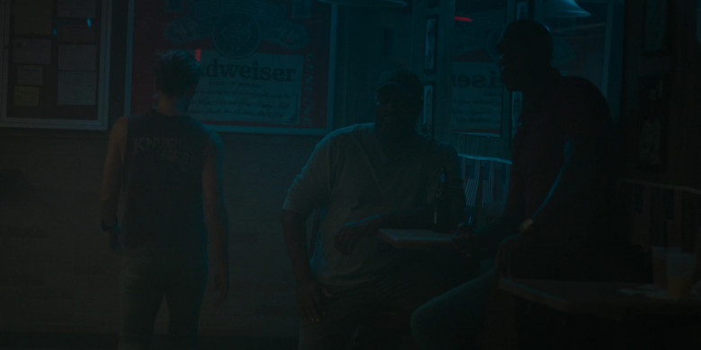 Budweiser Poster in Special Ops: Lioness S01E02 "The Beating" (2023) - 385322