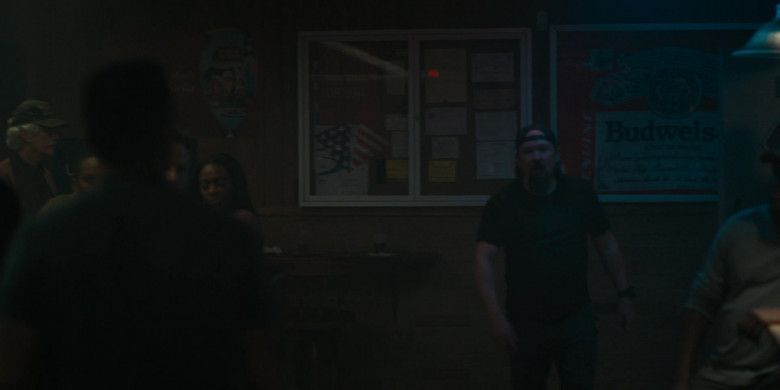 Budweiser Poster in Special Ops: Lioness S01E02 "The Beating" (2023) - 385323