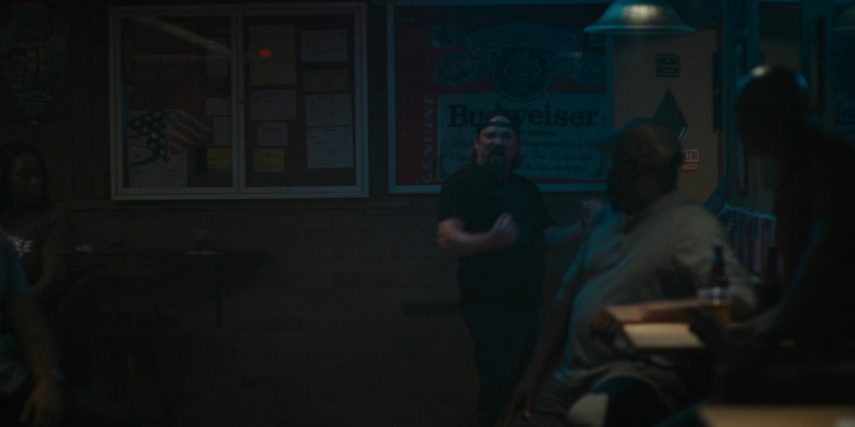 Budweiser Poster in Special Ops: Lioness S01E02 "The Beating" (2023) - 385324