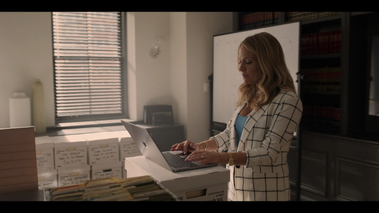 Apple MacBook Laptops in The Lincoln Lawyer S02E04 "Discovery" (2023) - 382522