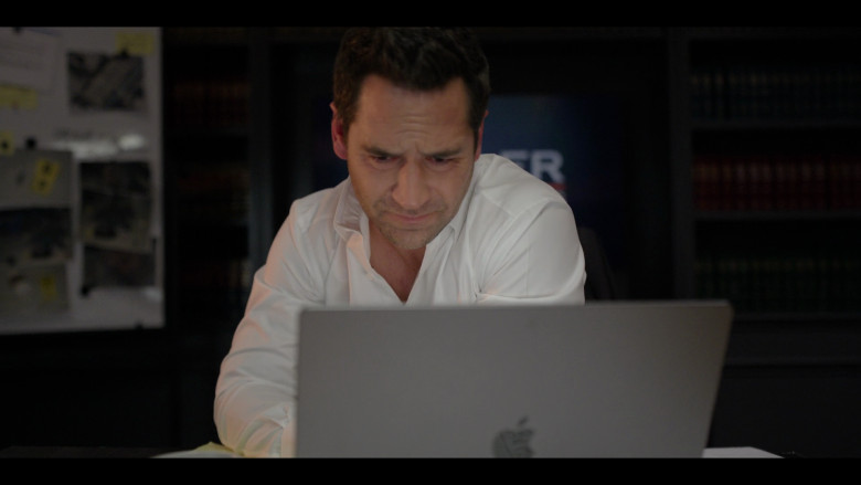 Apple MacBook Laptops in The Lincoln Lawyer S02E05 "Suspicious Minds" (2023) - 382565