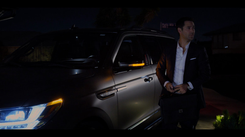 Lincoln Navigator Car of Manuel Garcia-Rulfo as Mickey Haller in The Lincoln Lawyer S02E01 "The Rules of Professional Conduct" (2023) - 382402