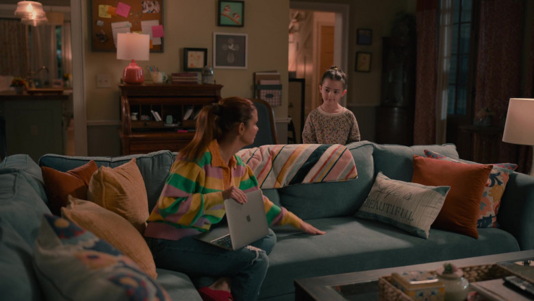 Apple MacBook Laptop in Sweet Magnolias S03E07 "Somebody I'm Longing to See" (2023) - 384718