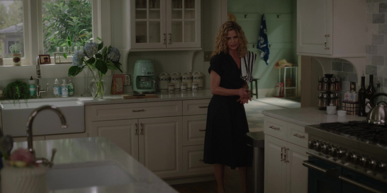 Smeg Green Coffeemaker, Mrs. Meyer's and Seventh Generation in The Summer I Turned Pretty S02E04 "Love Game" (2023) - 385200