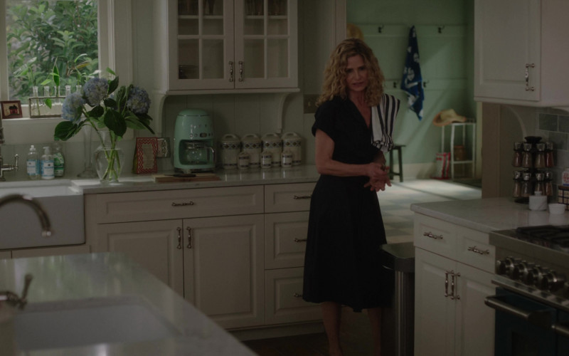 Smeg Green Coffeemaker, Mrs. Meyer's and Seventh Generation in The Summer I Turned Pretty S02E04 "Love Game" (2023)