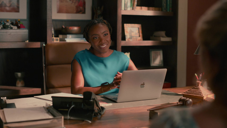 Apple MacBook Laptop in Sweet Magnolias S03E09 "A Game of Telephone" (2023) - 384775