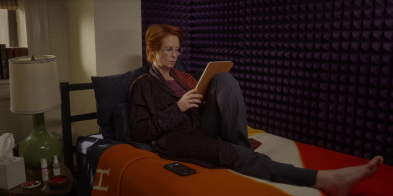 Hermes Blanket in And Just Like That... S02E07 "February 14th" (2023) - 385690