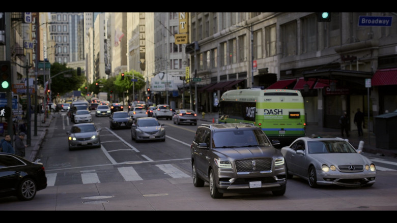 Lincoln Navigator Full-Size Luxury SUV in The Lincoln Lawyer S02E02 "Obligations" (2023) - 382458