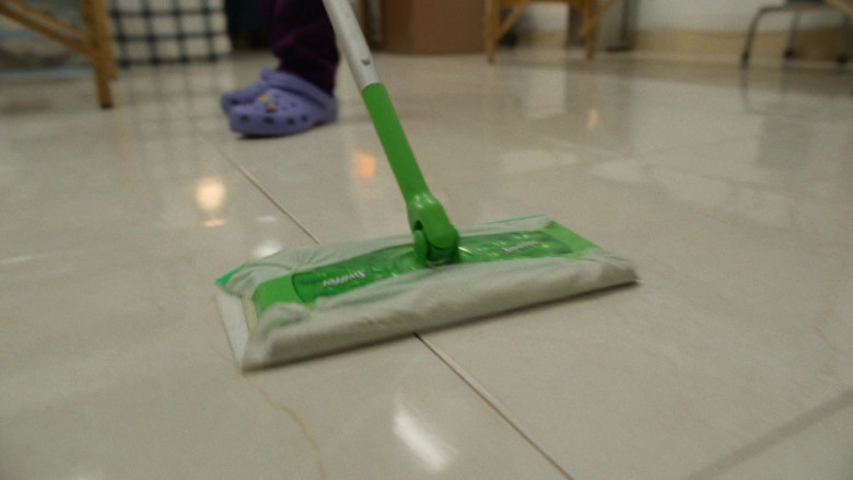 Swiffer in Full Circle S01E02 "Charger" (2023) - 383782