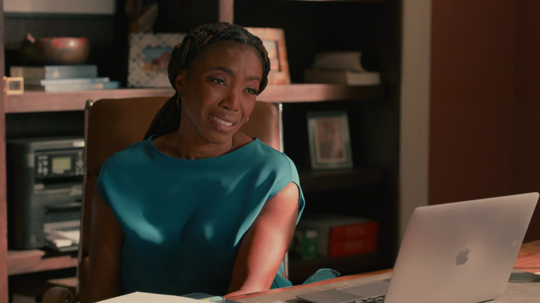 Apple MacBook Laptop in Sweet Magnolias S03E09 "A Game of Telephone" (2023) - 384776