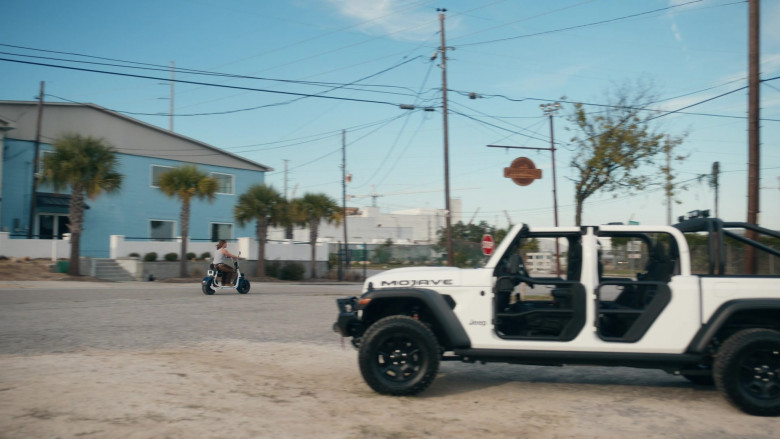 Jeep Gladiator Mojave White Car in The Righteous Gemstones S03E07 "Burn for Burn, Wound for Wound, Stripe for Stripe" (2023) - 385402