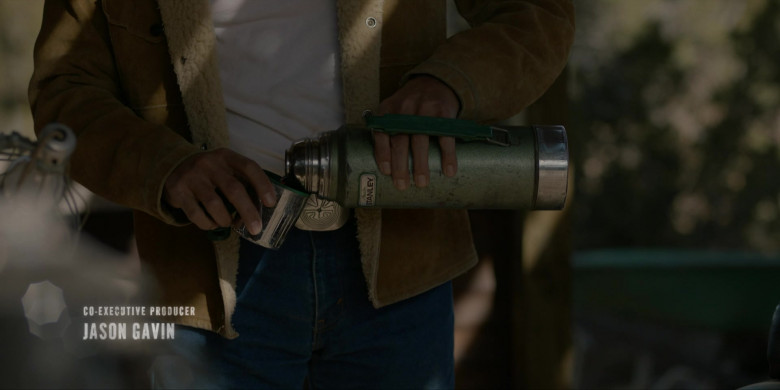 Stanley Classic Vacuum Insulated Thermos Bottle in Dark Winds S02E01 "Na'niłkaadii" (2023) - 386505