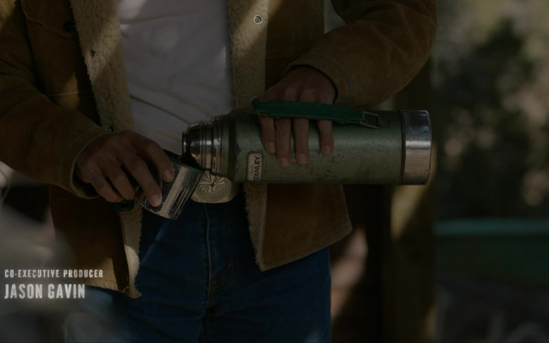 Stanley Classic Vacuum Insulated Thermos Bottle in Dark Winds S02E01 "Na'niłkaadii" (2023)