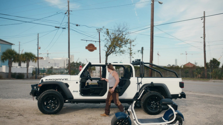 Jeep Gladiator Mojave White Car in The Righteous Gemstones S03E07 "Burn for Burn, Wound for Wound, Stripe for Stripe" (2023) - 385404