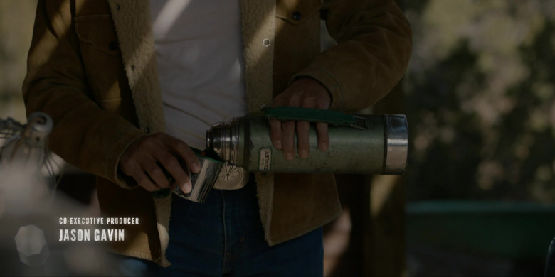 Stanley Classic Vacuum Insulated Thermos Bottle in Dark Winds S02E01 "Na'niłkaadii" (2023) - 386506