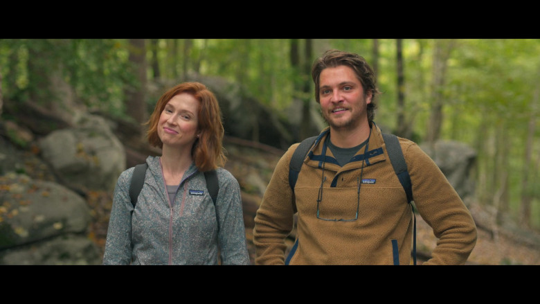 Patagonia Jacket of Ellie Kemper as Helen and Fleece Pullover of Luke Grimes as Jake in Happiness for Beginners (2023) - 385874