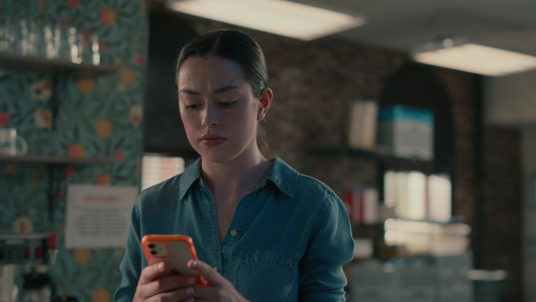 Apple iPhone Smartphone in Sweet Magnolias S03E04 "Be Bold" (2023) - 384637